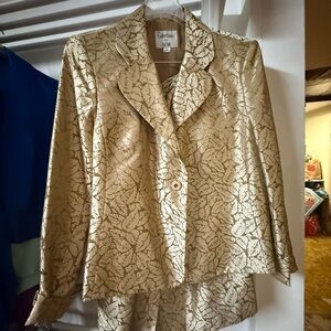 Le Suit Women's Gold Leaf Pattern suit